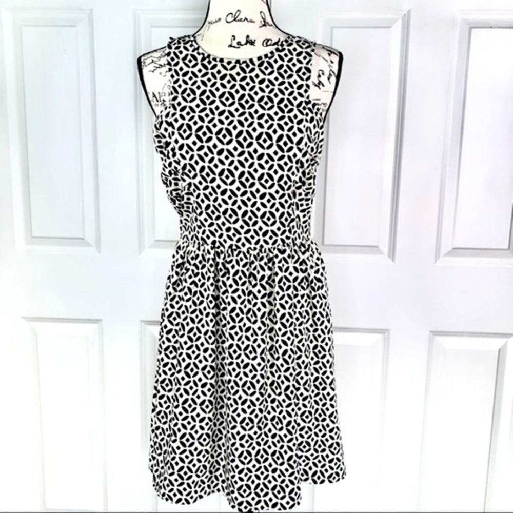 Pinky Fit & Flared Geometric Print Dress